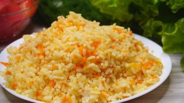 الأرز مع البصل والجزر في الفرن