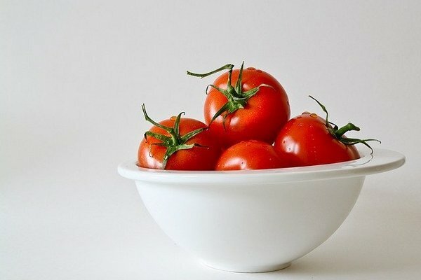 يوصى بتناول الطماطم الطازجة ، حيث يتم تدمير مادة الكولين بعد المعالجة الحرارية (الصورة: pixabay.com)
