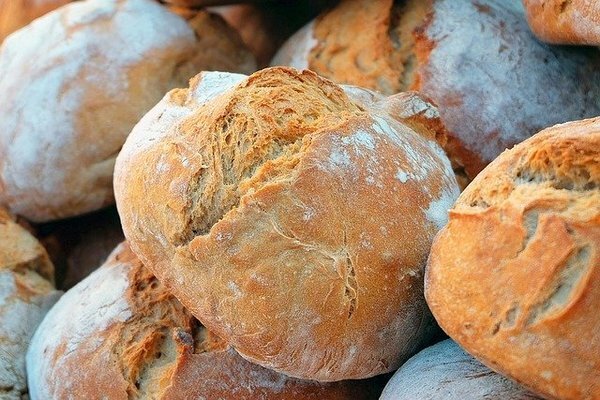 بالمناسبة ، يمكن تجميد الخبز ، ثم إذابته وخبزه في الفرن بالجبن (الصورة: pixabay.com)