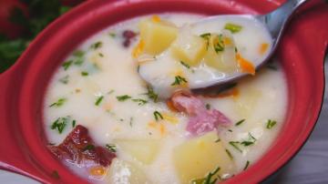 حساء بسيط مع الجبن المدخن المنتجات، مثل سرعة له في الطبخ والذوق