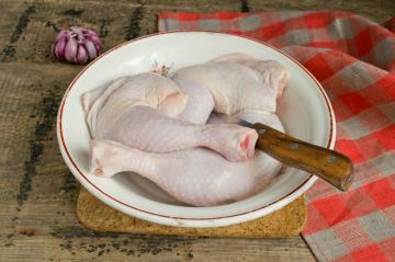 كيفية خبز أرجل الدجاج مع مخلل الملفوف؟