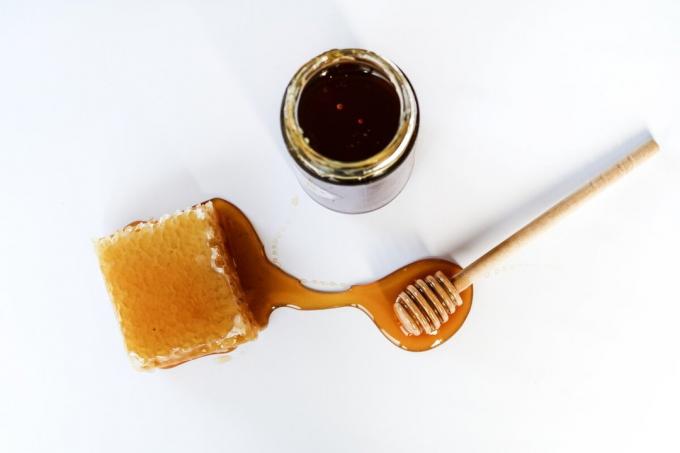 يحتوي العسل النقي أكثر من 20٪ من السائل