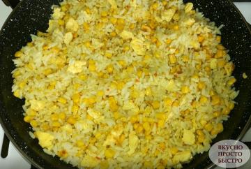 وبقيت مغلي الأرز؟ إعداد مقبلات مع البيض والذرة. بسيطة ولذيذة