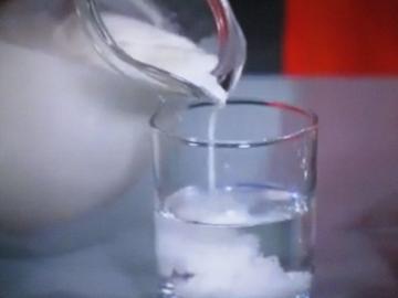 كيفية تحديد بسرعة وبسهولة أن الحليب المذاب بالماء (3 طرق ثبت)