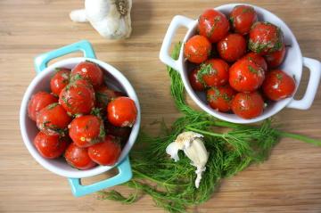 الطماطم المحشوة لفصل الشتاء في Rostowski: فاتح الشهية مذهلة!