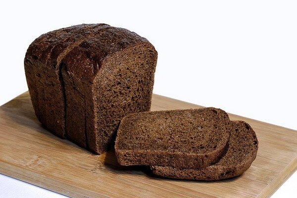 وجد العلماء أن كلا من الخبز الأبيض والأسود صحي ، لكن هذا يعتمد على خصائص الجسم (الصورة: Pixabay.com)