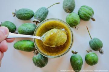 مشترك أمي وصفة لها لfeijoa المربى. أنها تطبخ دون طهي