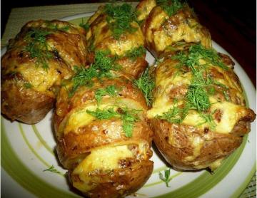 البطاطا المخبوزة فاتح للشهية مع السجق والجبن