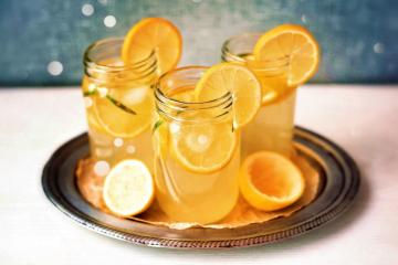 عصير ليمون محلي الصنع مصنوع من الليمون