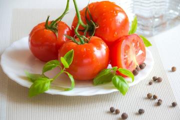 لذيذ بالنسبة لمعظم الطماطم (البندورة): ثلاثة أطباق مع الطماطم (البندورة)، والتي يمكنك إعداد في عشر دقائق
