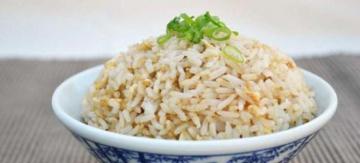 كيفية طبخ مقبلات الأرز متفتت لذيذ