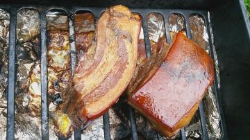 كيف لدخان لحم الخنزير المقدد لذيذ على النار؟