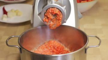 الطماطم مع صلصة الفجل لفصل الشتاء من دون طبخ. المذاق الرائع "Gorlodor"