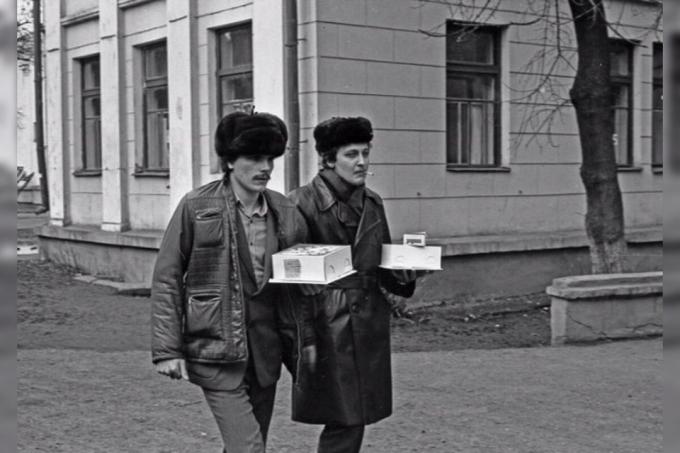 ارتفاع للضيوف مع كعكة في الحقبة السوفيتية. صور - ياندكس. الصور