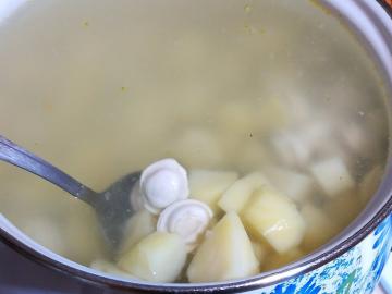 لذيذ حساء محلية الصنع مع الزلابية