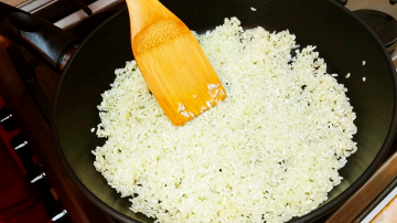 طبق جانبي غير عادي من الأرز العادي في مقلاة