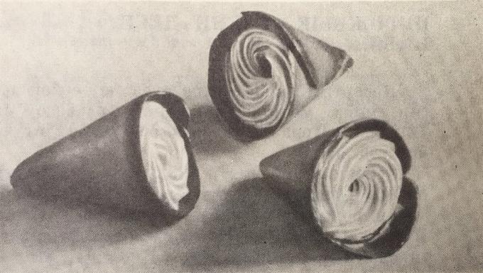 كعكة "القناة السكر مع كريم." صورة من كتاب "إنتاج الكعك 