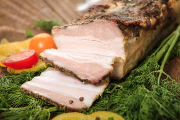 لحم الخنزير المشوي مع الثوم البطن والمردقوش