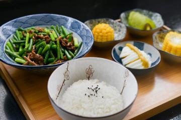 كيف لطهي الأرز لطبق الجانب الذي غادر ليس أسوأ من اليابانيين