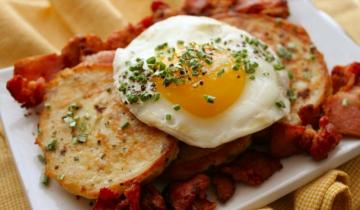 أفضل الإفطار: الفطائر مع البيض المخفوق ولحم الخنزير المقدد