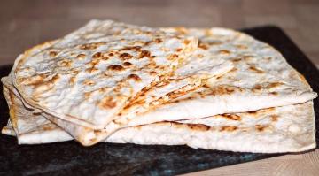 Cheburek دون اختبار. الخبز العربي والطبقة. شطيرة الساخن