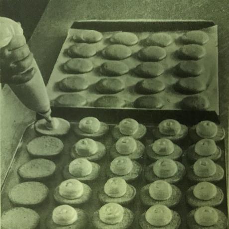 عملية إعداد الكعك "بوش". صورة من كتاب "إنتاج المعجنات والكعك،" 1976 