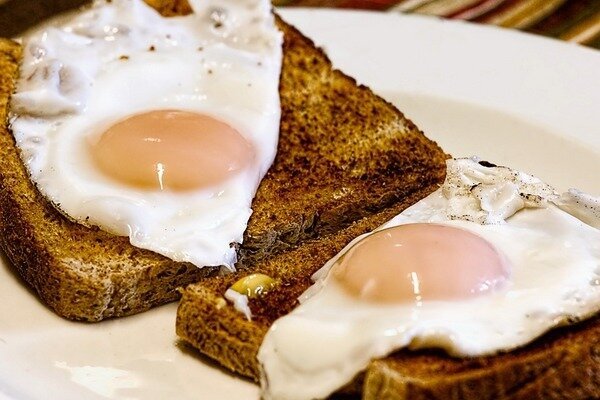 لا ينصح بإعادة تسخين البيض لأن هذا يجعل الطبق خطيرًا (الصورة: Pixabay.com)