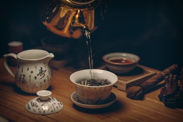 في المقابل ، يجب تناول الشاي الأسود إذا بدأ الإسهال (الصورة: Pixabay.com)