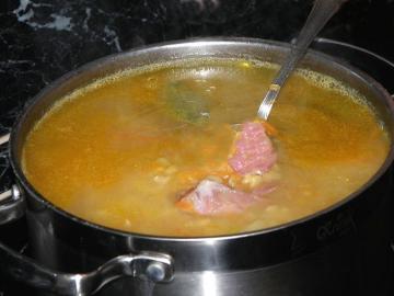 كيف لطهي حساء البازلاء مع المنتجات المدخنة