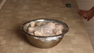 كيفية طبخ أفخاذ الدجاج مع قشرة متموج